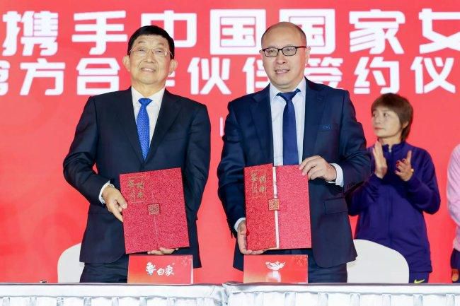 而另一边，韩寒也是大赞沈腾的喜剧功力，;沈腾的幽默感在于他的短句，短短几个字的节奏尤其幽默，我也不断对台词进行了调整，只为最大程度展现沈腾的魅力，令人对电影笑果更加期待
